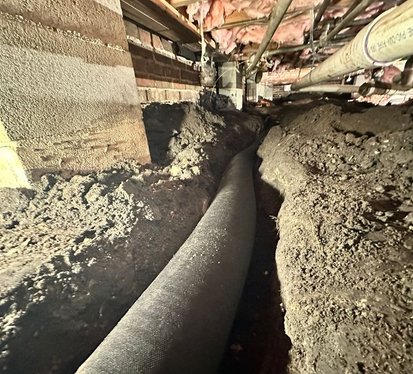 Interior crawl space drainage system
